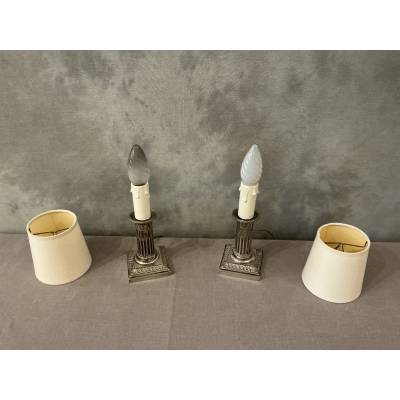 Paire de petites lampes en métal argenté de style Louis XVI, début XXème