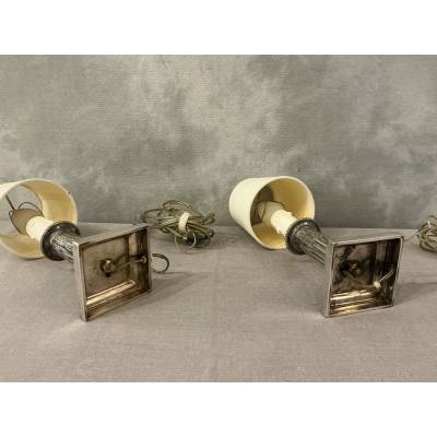 Paire de petites lampes en métal argenté de style Louis XVI, début XXème
