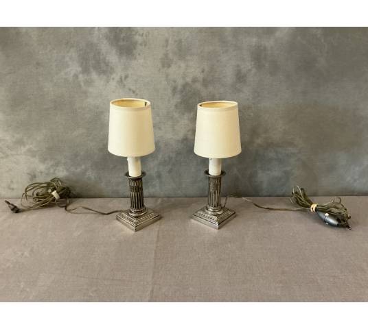 Paire de petites lampes en métal argenté de style Louis XVI, début XXème