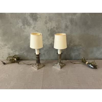 Paire de petites lampes en métal argenté de style Louis XVI, début XXème