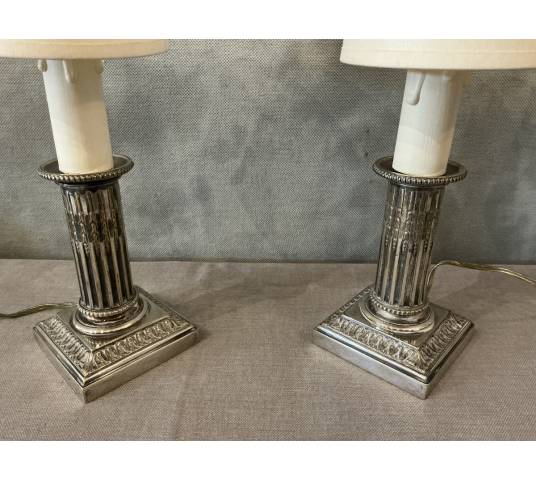 Paire de petites lampes en métal argenté de style Louis XVI, début XXème