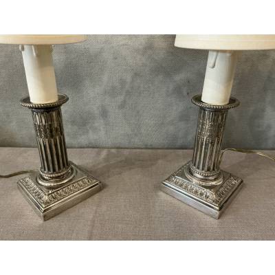 Paire de petites lampes en métal argenté de style Louis XVI, début XXème