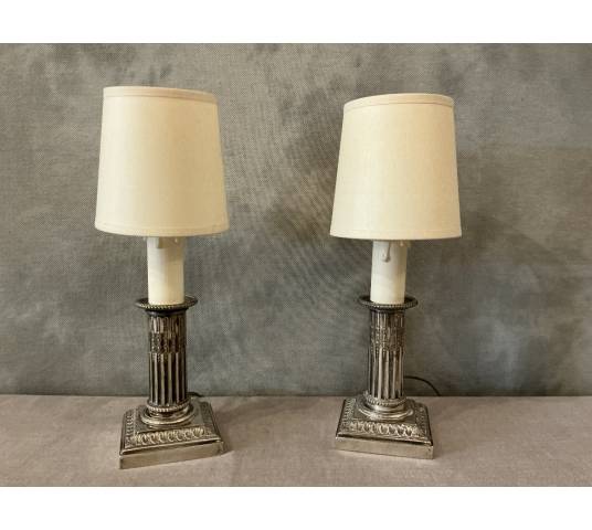 Paire de petites lampes en métal argenté de style Louis XVI, début XXème