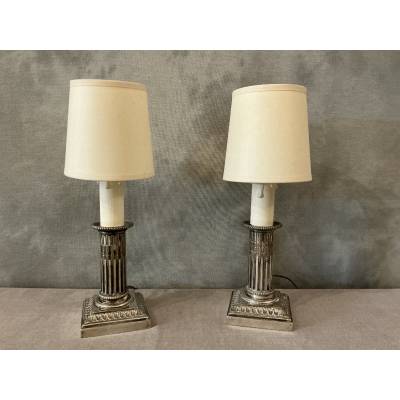 Paire de petites lampes en métal argenté de style Louis XVI, début XXème