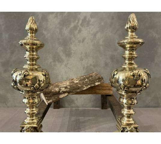 Beaux chenets anciens en laiton d'époque 19 ème de style Louis XIV