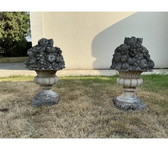 Paire de bouquets fleuris, de fruits en pierre reconstitué vers fin XX ème