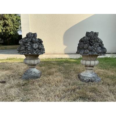 Paire de bouquets fleuris, de fruits en pierre reconstitué vers fin XX ème