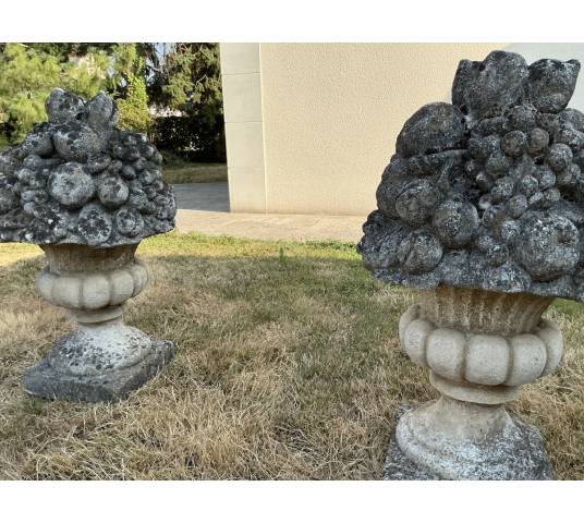Paire de bouquets fleuris en pierre reconstitué vers fin XX ème
