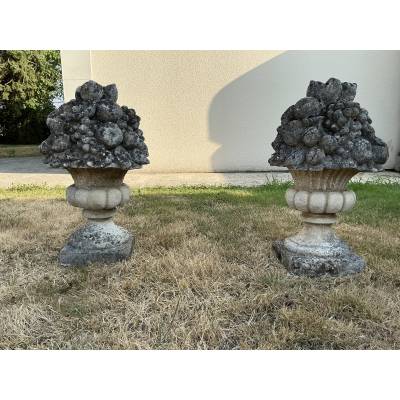 Paire de bouquets fleuris, de fruits en pierre reconstitué vers fin XX ème