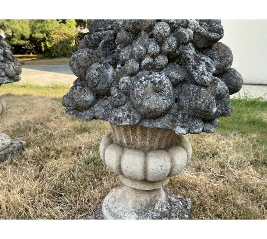 Paire de bouquets fleuris, de fruits en pierre reconstitué vers fin XX ème