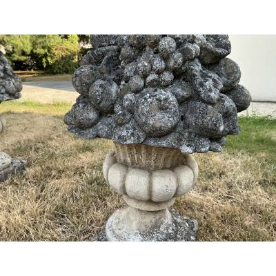 Paire de bouquets fleuris, de fruits en pierre reconstitué vers fin XX ème