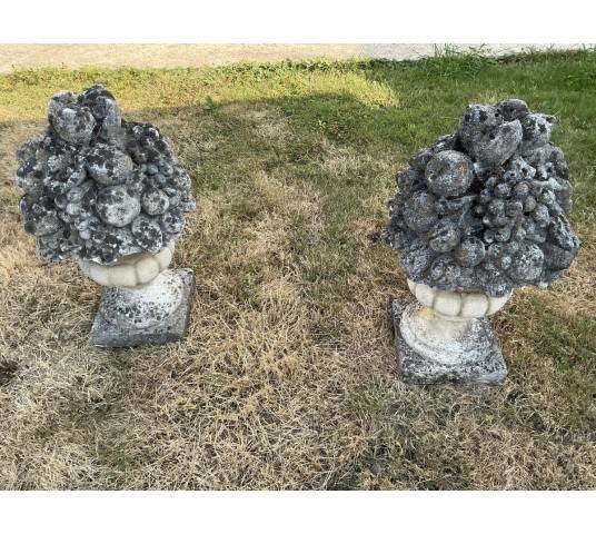 Paire de bouquets fleuris, de fruits en pierre reconstitué vers fin XX ème