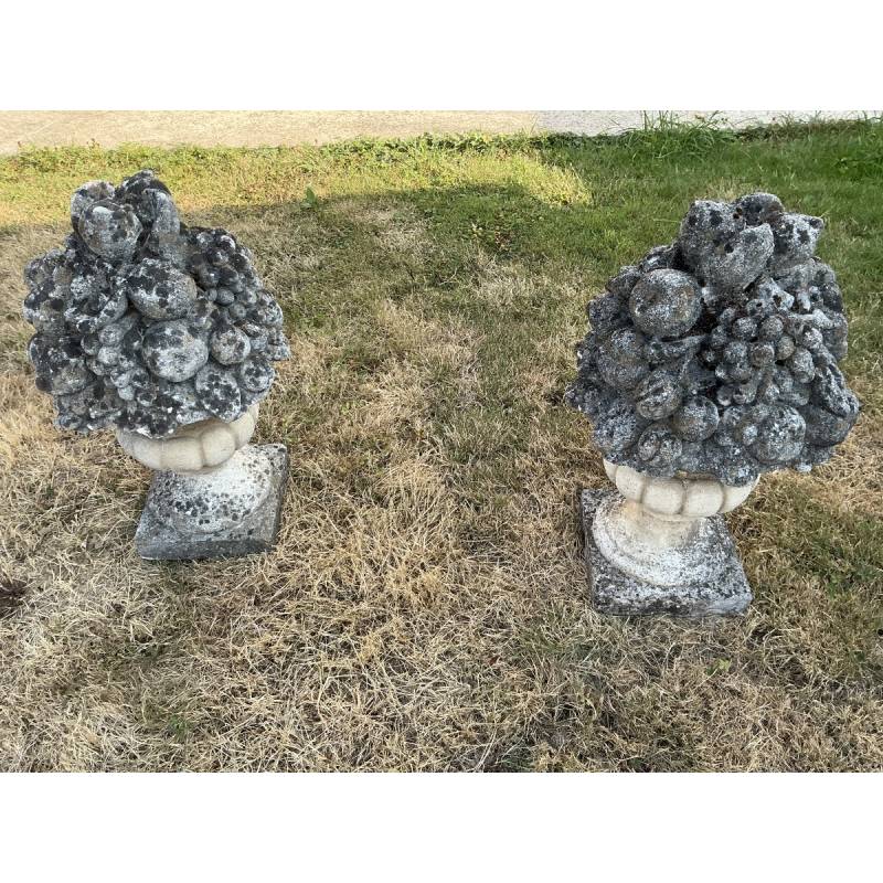 Paire de bouquets fleuris, de fruits en pierre reconstitué vers fin XX ème
