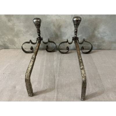 Paire de chenets anciens en fer forgé d'époque 18 ème
