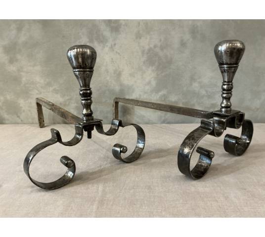 Paire de chenets anciens en fer forgé d'époque 18 ème