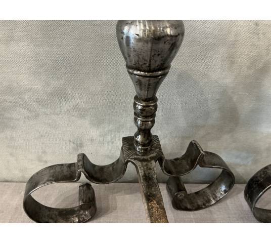 Paire de chenets anciens en fer forgé d'époque 18 ème