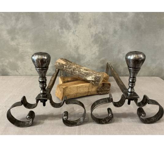 Paire de chenets anciens en fer forgé d'époque 18 ème