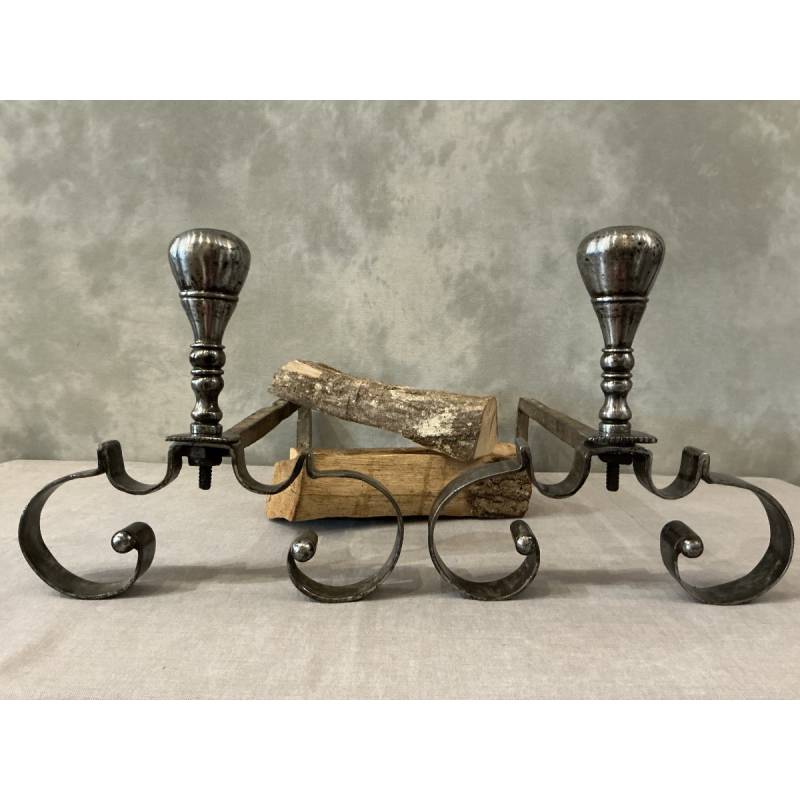 Paire de chenets anciens en fer forgé d'époque 18 ème