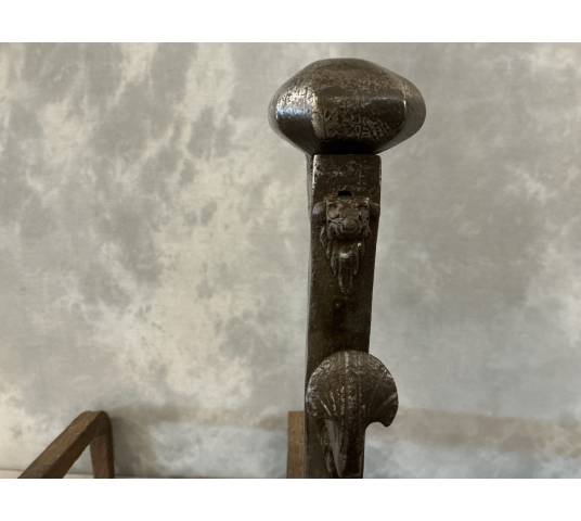 D'importants chenets anciens en fer forgé d'époque fin 17 ème