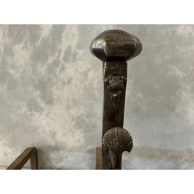 D'importants chenets anciens en fer forgé d'époque fin 17 ème