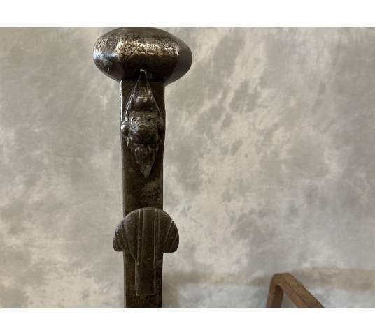 D'importants chenets anciens en fer forgé d'époque fin 17 ème