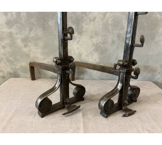 D'importants chenets anciens en fer forgé d'époque fin 17 ème