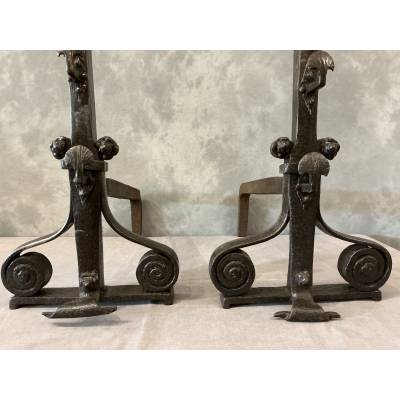 D'importants chenets anciens en fer forgé d'époque fin 17 ème