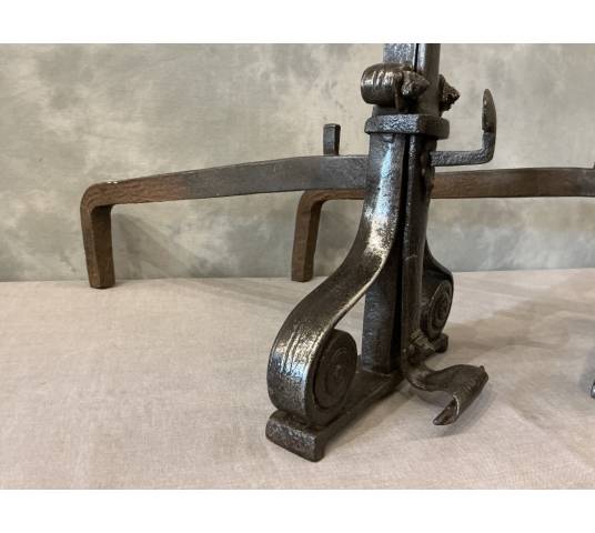 D'importants chenets anciens en fer forgé d'époque fin 17 ème
