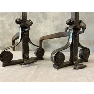 D'importants chenets anciens en fer forgé d'époque fin 17 ème
