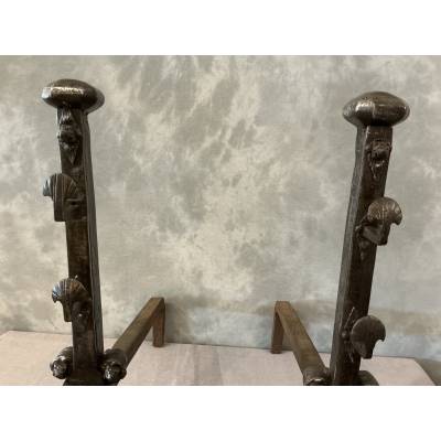 D'importants chenets anciens en fer forgé d'époque fin 17 ème