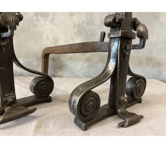 D'importants chenets anciens en fer forgé d'époque fin 17 ème