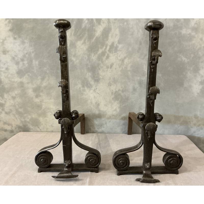 D'importants chenets anciens en fer forgé d'époque fin 17 ème