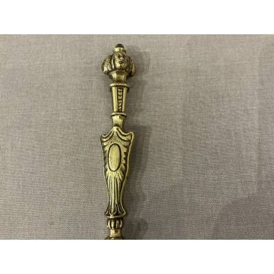Small antique fireplace brush in iron and bronze, dating from the 19th century