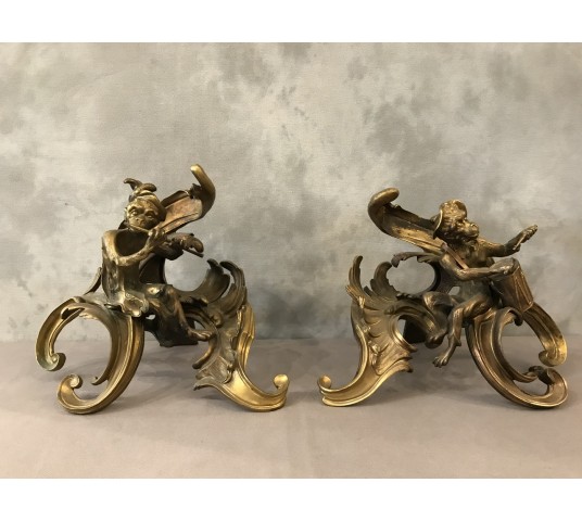 Beaux chenets anciens modèles aux singes en bronze doré d'époque 19 ème