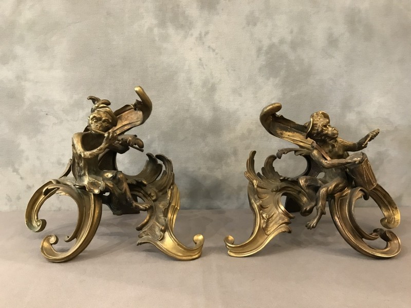 Beaux chenets anciens modèles aux singes en bronze doré d'époque 19 ème