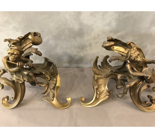 Beaux chenets anciens modèles aux singes en bronze doré d'époque 19 ème