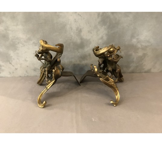 Beaux chenets anciens modèles aux singes en bronze doré d'époque 19 ème