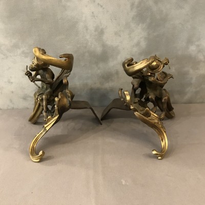 Beaux chenets anciens modèles aux singes en bronze doré d'époque 19 ème