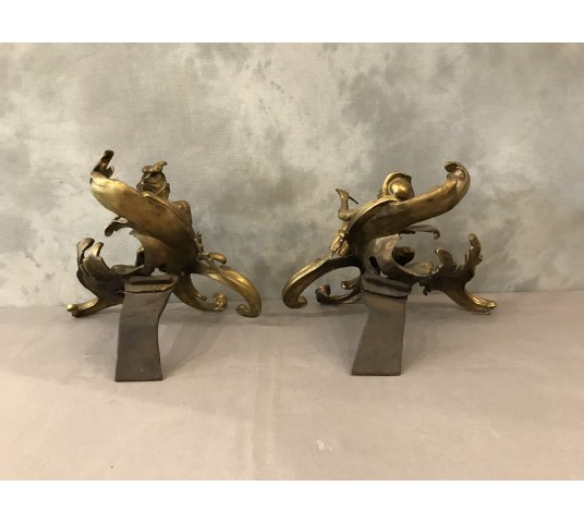 Beaux chenets anciens modèles aux singes en bronze doré d'époque 19 ème