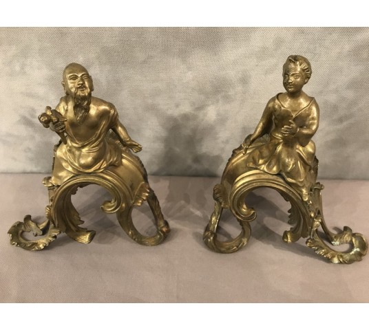 Belle paire de chenets en bronze décor aux chinois d'époque Louis XV