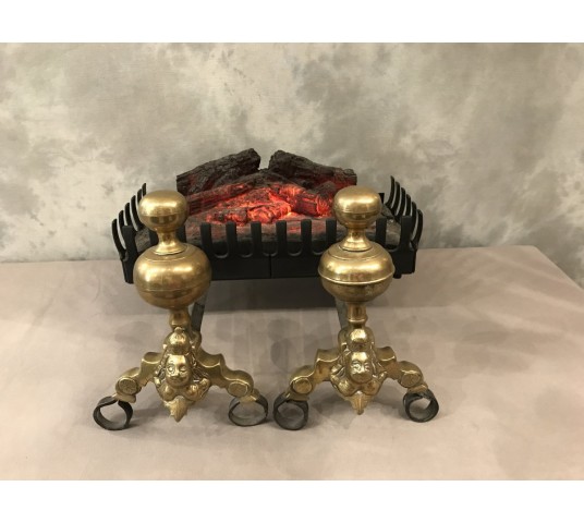 Paire de chenets ancien en laiton d' epoch Louis XIV 17 ème aux marmossets