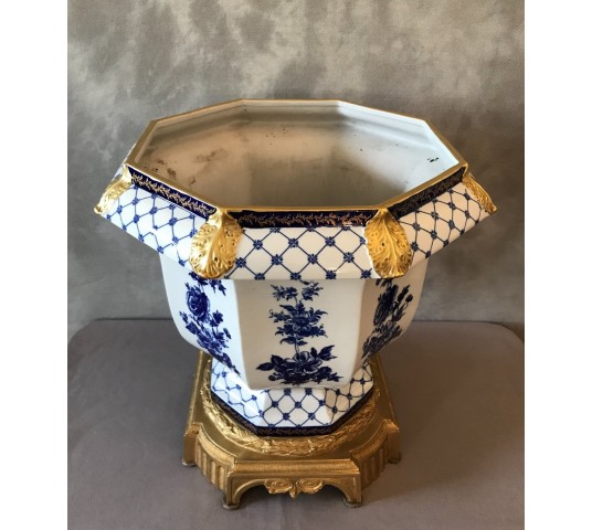 Grand cache-pot en porcelaine sur monture en bronze d'époque fin 19 ème