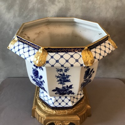 Grand cache-pot en porcelaine sur monture en bronze d'époque fin 19 ème