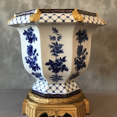 Grand cache-pot en porcelaine sur monture en bronze d'époque fin 19 ème