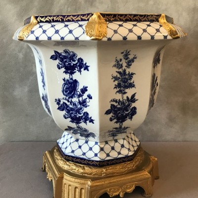 Grand cache-pot en porcelaine sur monture en bronze d'époque fin 19 ème