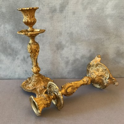 Paire de bougeoirs en bronze doré d'époque 19 ème de style Louis XV