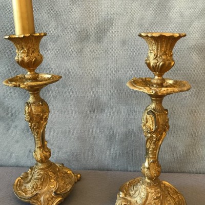 Paire de bougeoirs en bronze gilt d' epoch 19 ème de style Louis XV