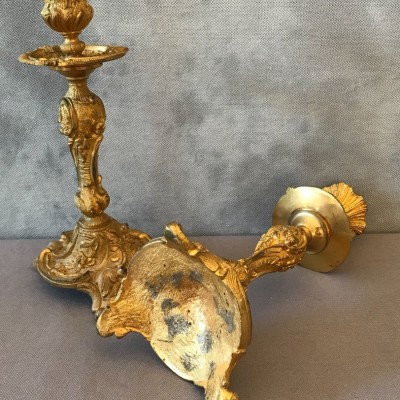 Paire de bougeoirs en bronze gilt d' epoch 19 ème de style Louis XV