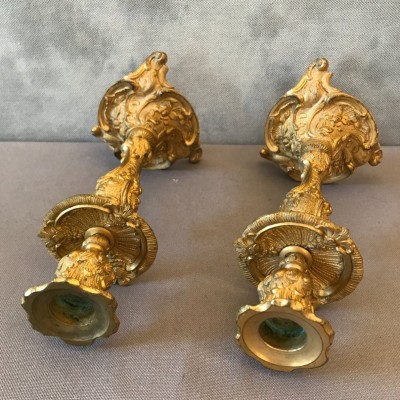 Paire de bougeoirs en bronze gilt d' epoch 19 ème de style Louis XV