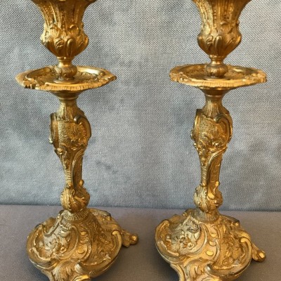 Paire de bougeoirs en bronze doré d'époque 19 ème de style Louis XV